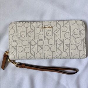 Calvin Klein Zip Wristlet Wallet - Cream/Tan